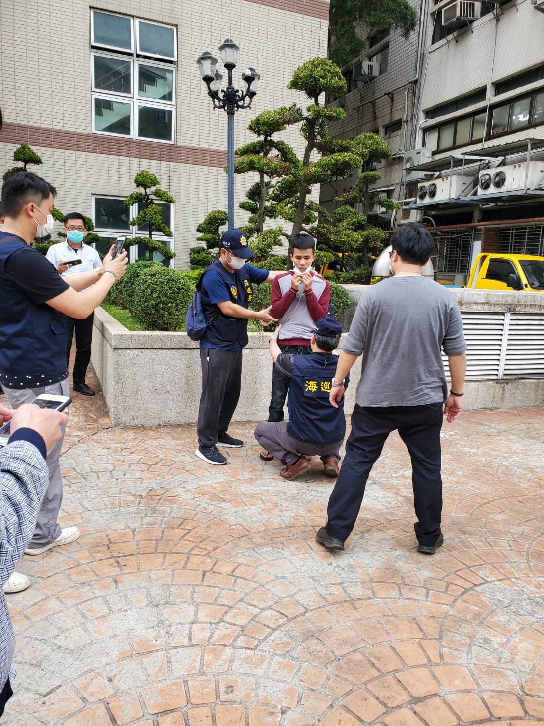 海巡人員將剩下的2名越南籍偷渡客緝拿歸案。
