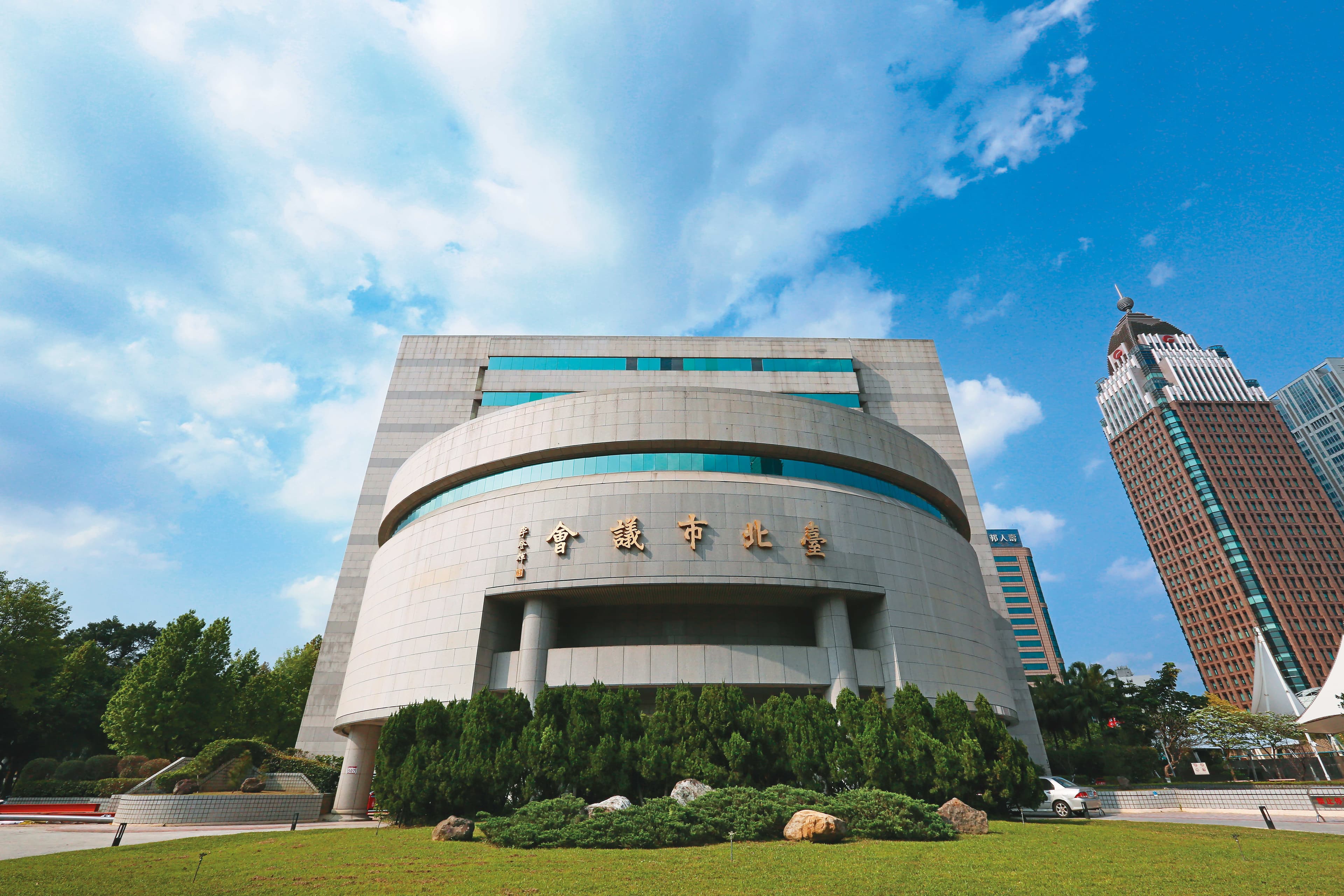 台北市議會爆發女警上演鬥爭戲碼，不僅辱罵同仁，還造謠長官貪汙。