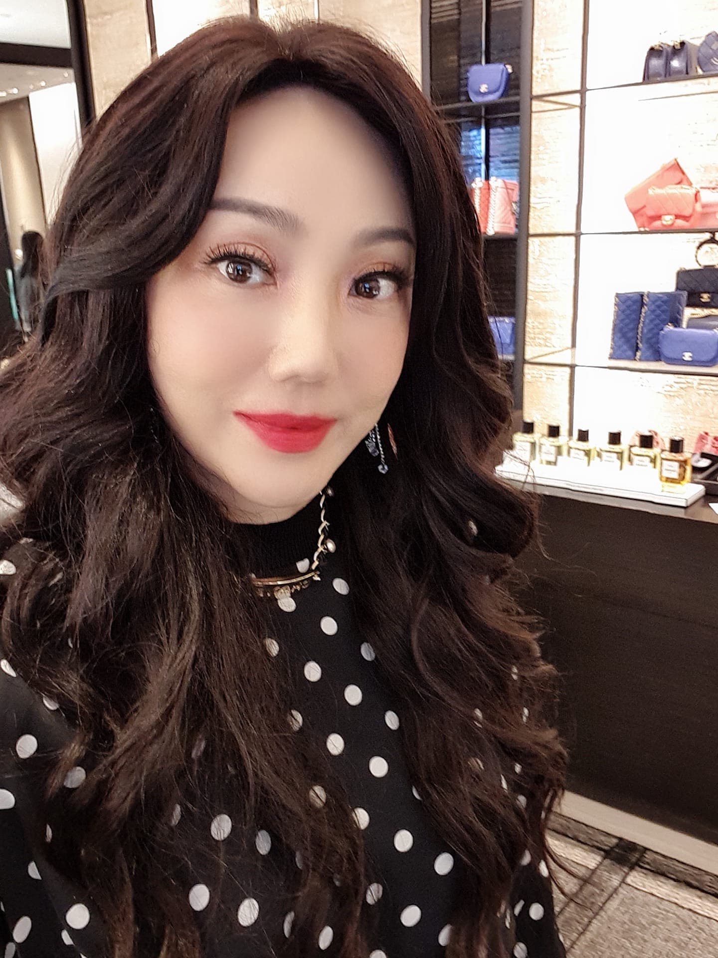 沈嶸透過經紀人低調前往劉真靈堂，轉交奠儀助辛龍幼女霓霓求學。（翻攝自沈嶸臉書）