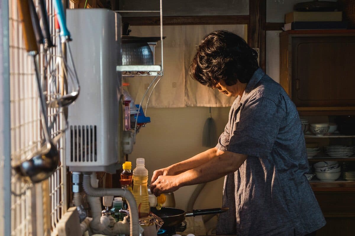 永瀨正敏為了拍這幕起士荷包蛋，事先練習了不少遍，「在抓到訣竅前就拍完了。」（威視電影提供）