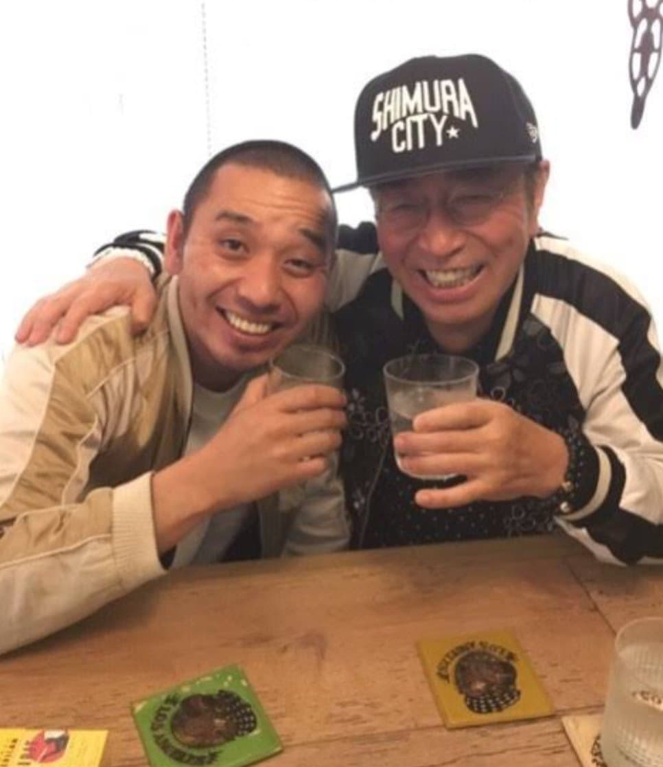 志村健愛喝酒，可以天天從傍晚喝到天亮。（翻攝dig325cdr推特）