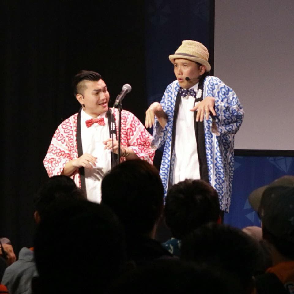 漫才是兩人一組的搞笑表演，由三木奮（右）和太田拓郎（左）組成的漫才少爺，便由三木負責裝傻的工作，太田扮演吐槽的角色。（風尚精選提供）