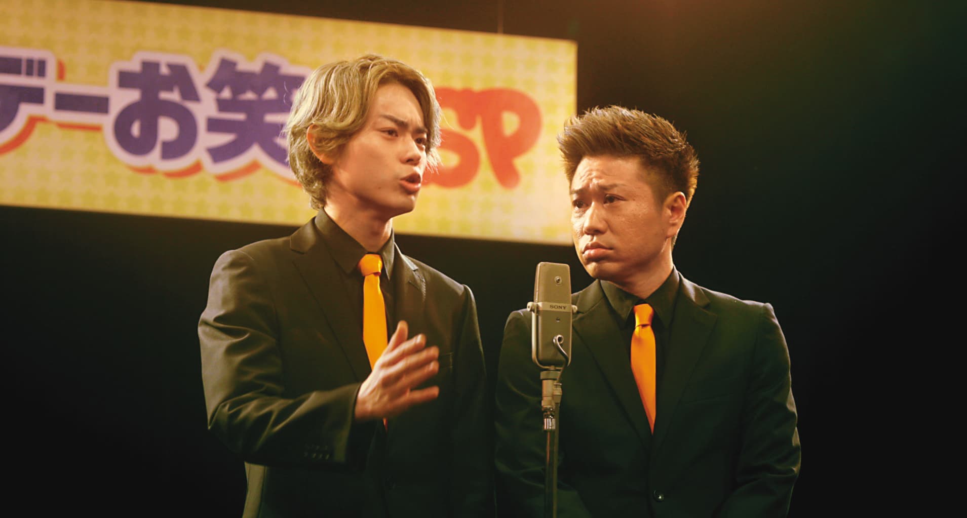 漫才是日本特有的喜劇表演方式，在電影《火花》中便有一段長達8分鐘，一鏡到底的演出。（安可電影提供）