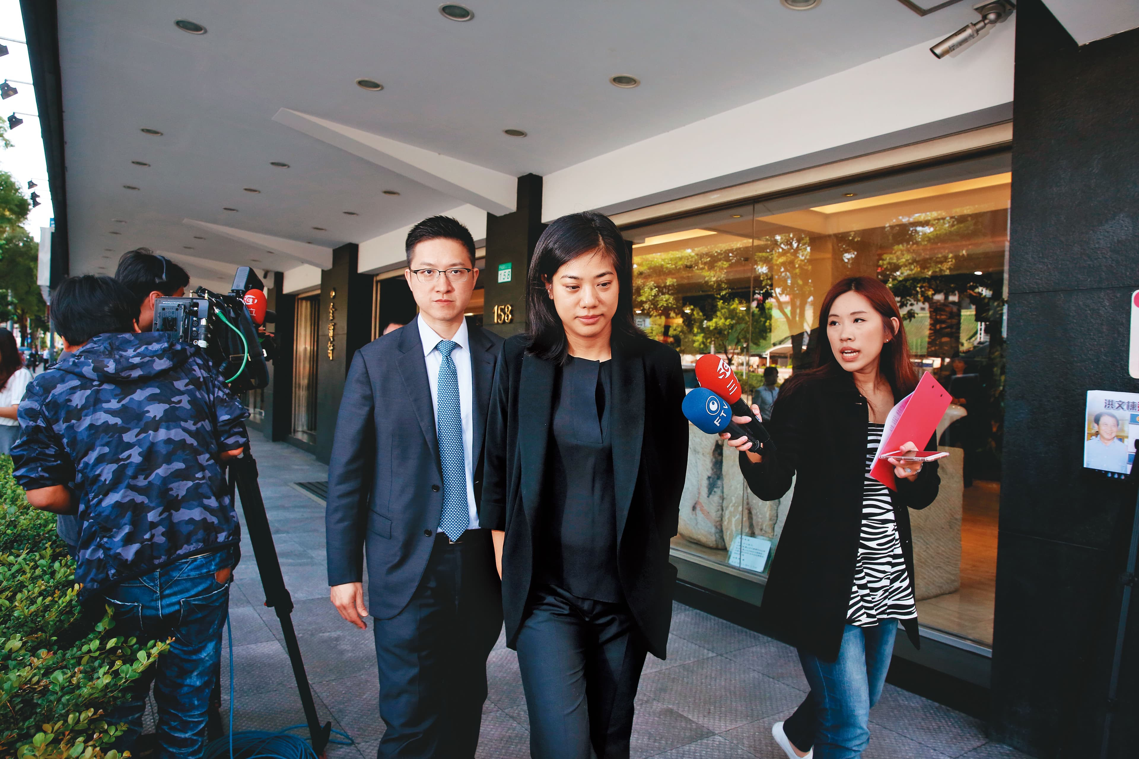 華南永昌副董事長許元禎，2009年時與新光金控董事長吳東進的小女兒吳欣儒結婚，豪門聯姻引起外界關注。