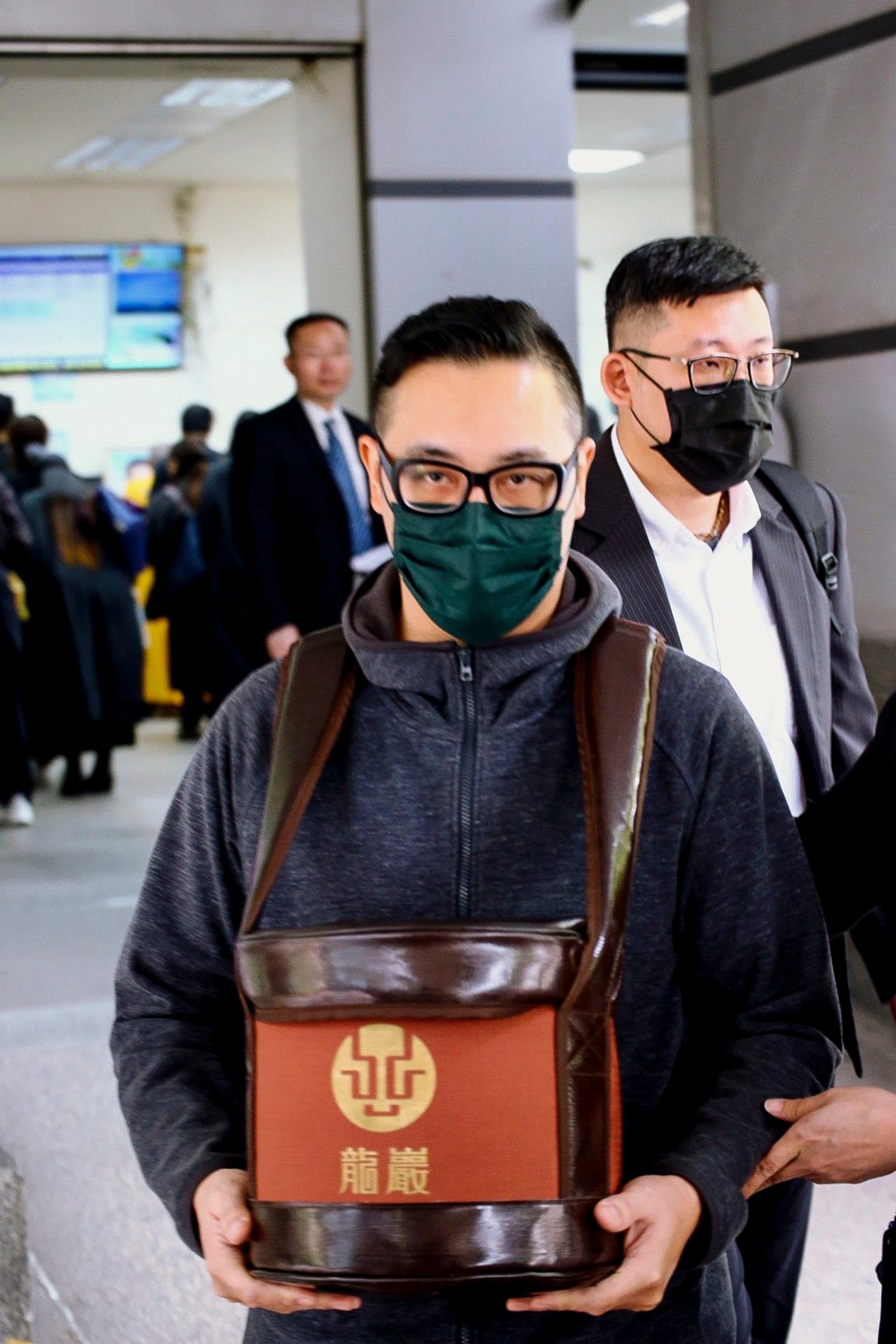 本刊攝影組） 劉真火化只見劉真的弟弟劉恆，辛龍雖哀痛卻因習俗不能出席。