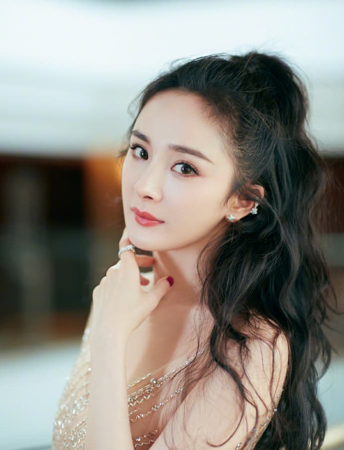楊冪被傳出疑似因為搶工作，和多年好友唐嫣鬧翻，連婚禮都沒參加。（翻攝自唐嫣微博）