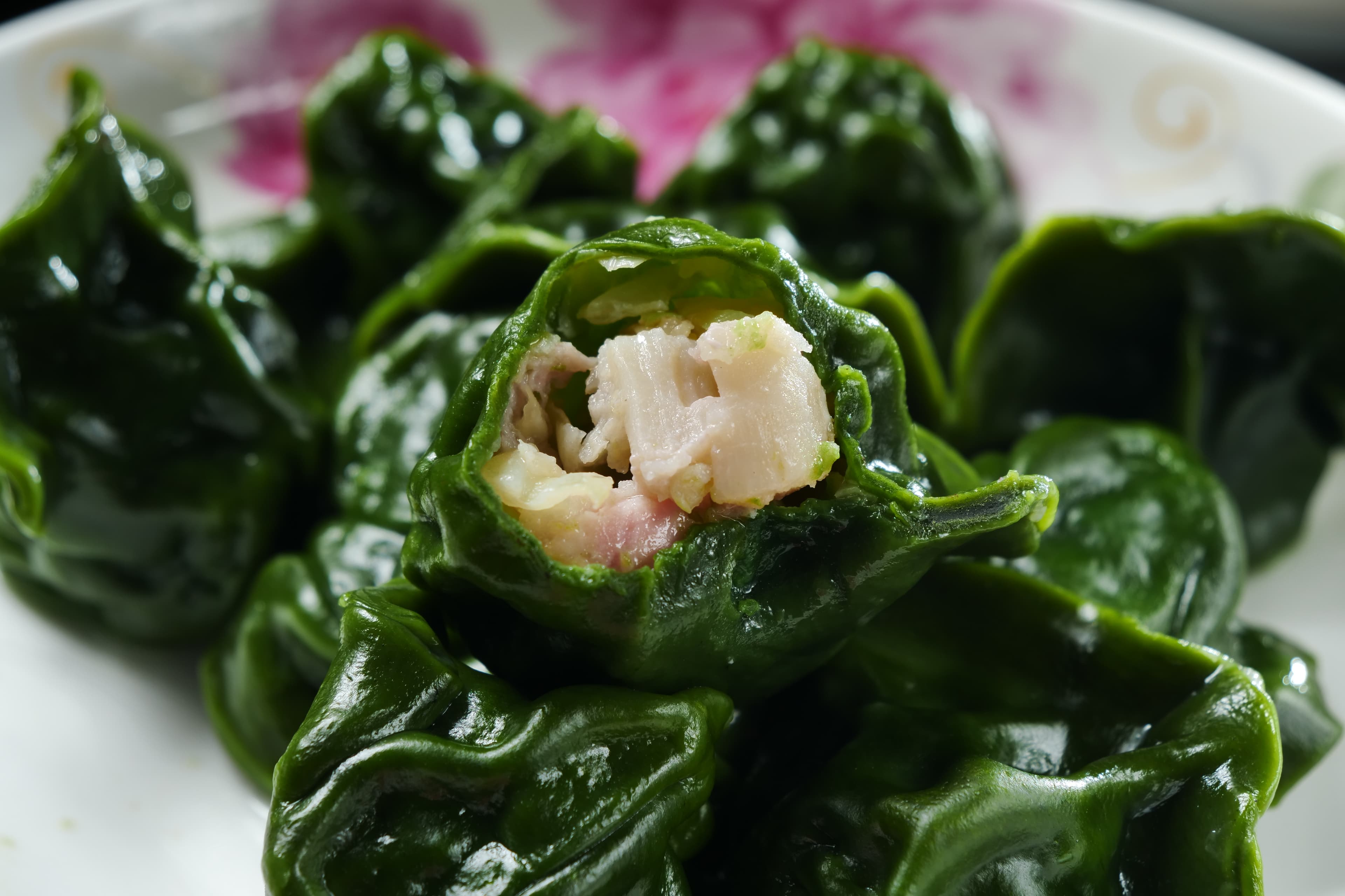 「干貝水餃」外皮以綠藻製成，嘗來有濃濃海味，豬肉餡裡有整顆干貝，鮮甜味美。（150元／1份10顆，冷凍水餃140元／1包10顆）
