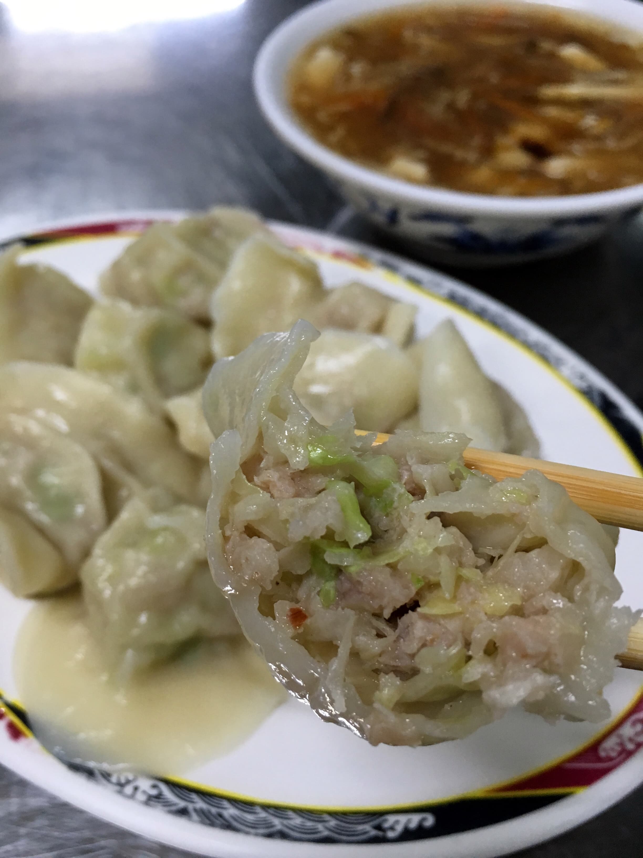 「高麗菜水餃」的菜肉比例剛好，能吃到菜的脆度，還有肉的鮮甜。（6元／粒，冷凍水餃100元／1包20顆）