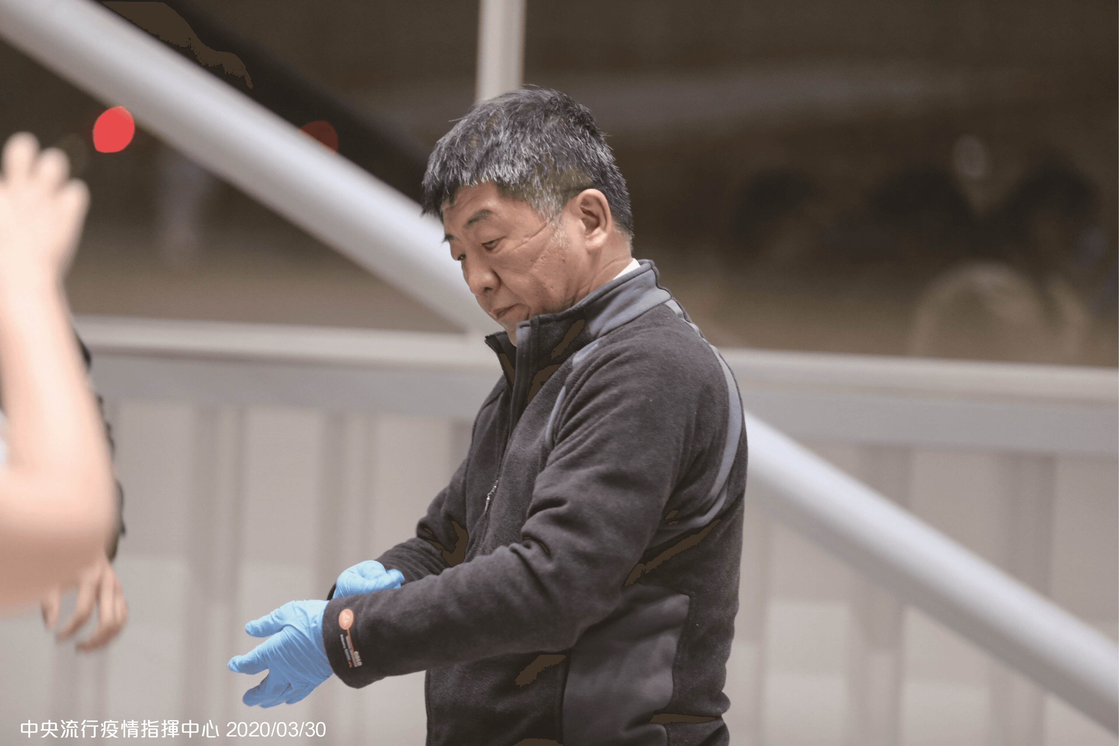 陳時中卸下所有防護裝備後，臉上留下明顯的「天使印記」。（中央流行疫情指揮中心提供）