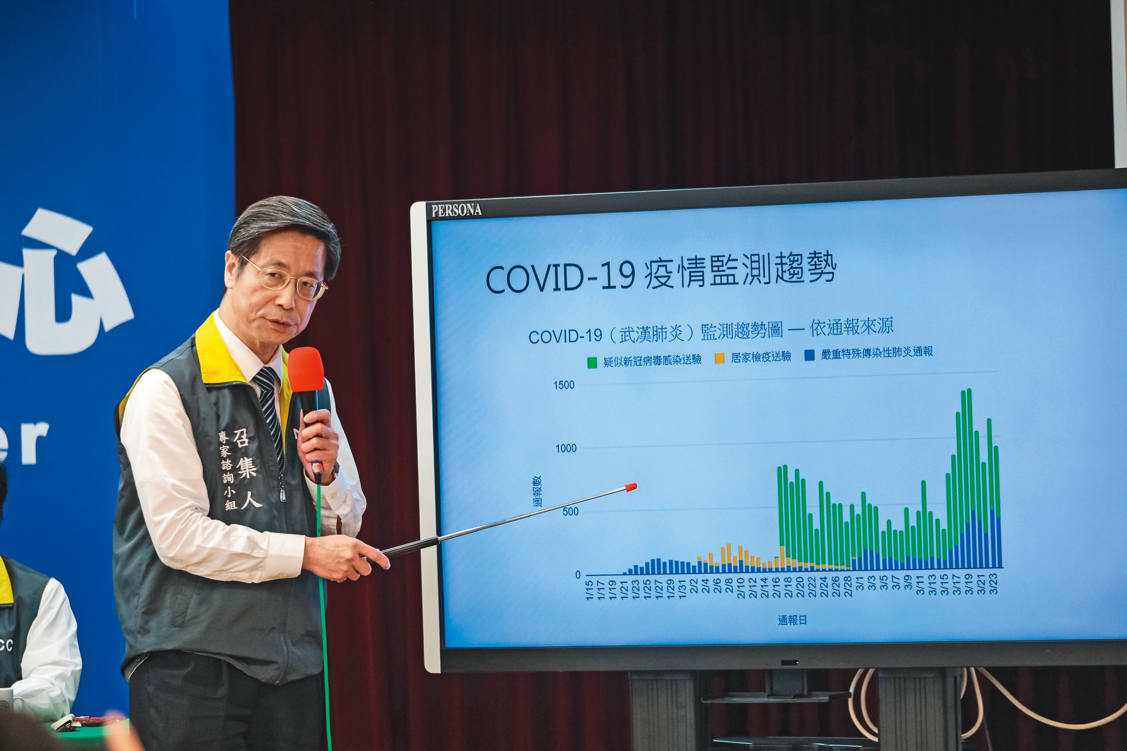 指揮中心每天例行記者會上，會在考量個案隱私下，公開部分疫調資訊讓大眾了解。圖為中央流行疫情指揮中心專家諮詢小組召集人張上淳說明疫情趨勢。（中央流行疫情指揮中心提供）