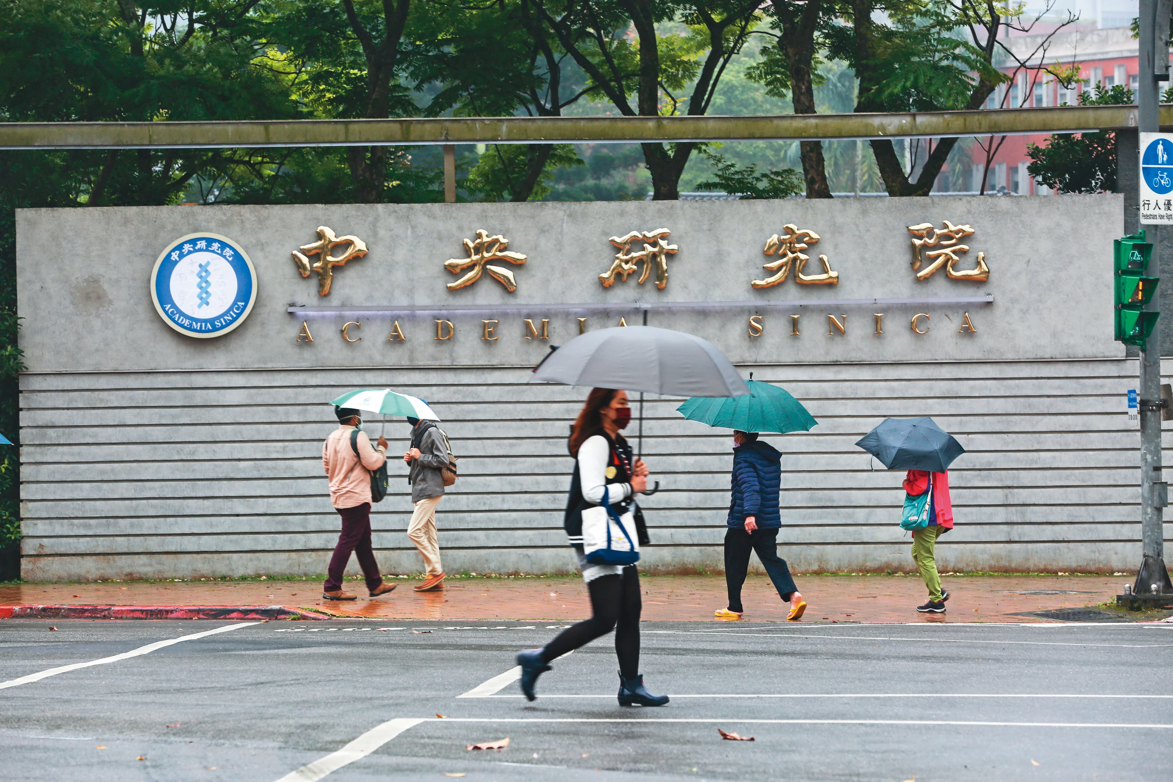 近日中研院確診個案是否公開行蹤，中研院與台大看法不同。中央流行疫情指揮中心認為，須透過疫調評估感染風險及追蹤難度後決定。