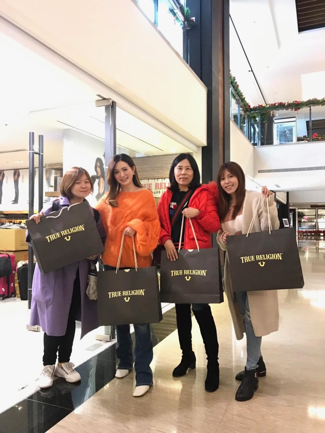 劉真去年帶著經紀人和同事一起去採買耶誕禮物，將廠商給她的商品額度，大方送給工作室同事們。（吉帝斯整合行銷）