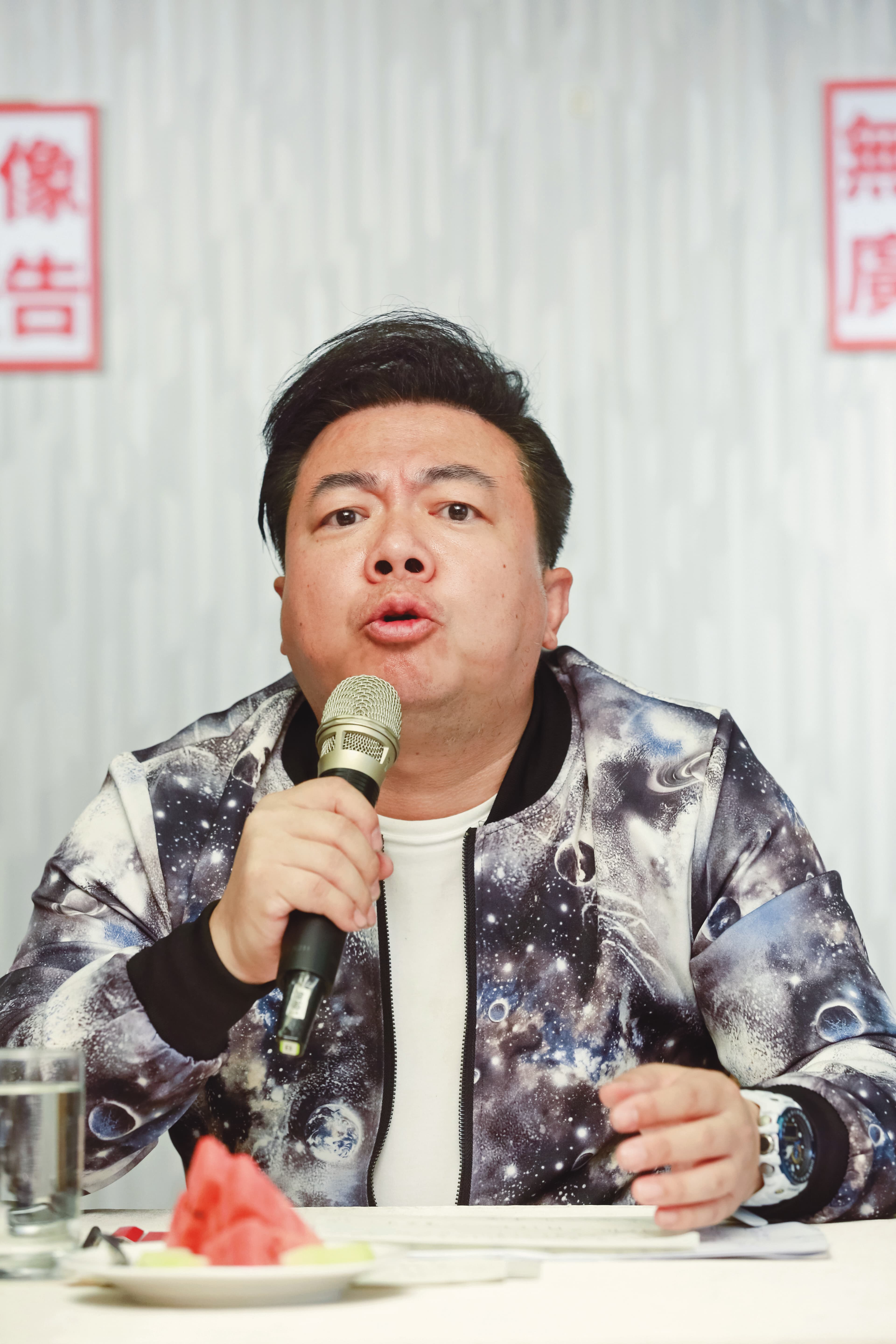 對於離婚爭產，董至成的態度堅決，而且過往「男主外女主內」的觀念相當強硬，一直強調老婆過去20年都「沒工作」。