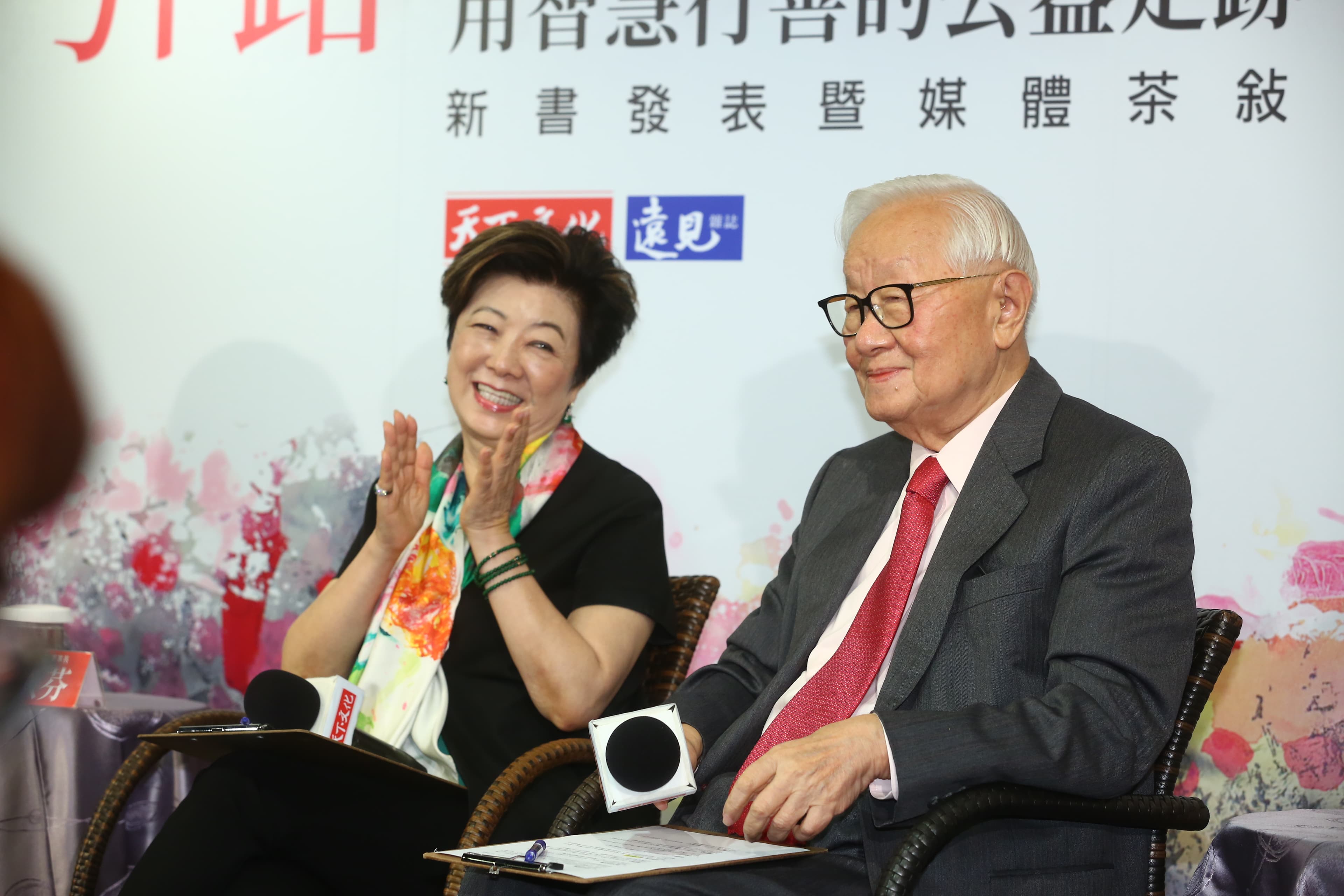 張忠謀為愛妻新書寫序，序文中提到，張忠謀啟發了張淑芬的畫畫天才。