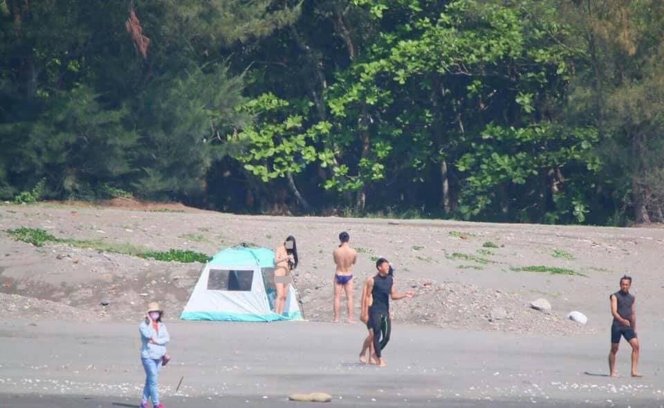 該女長髮及身形特徵都與長灘島事件當事人有幾分相似。（翻攝自網路）