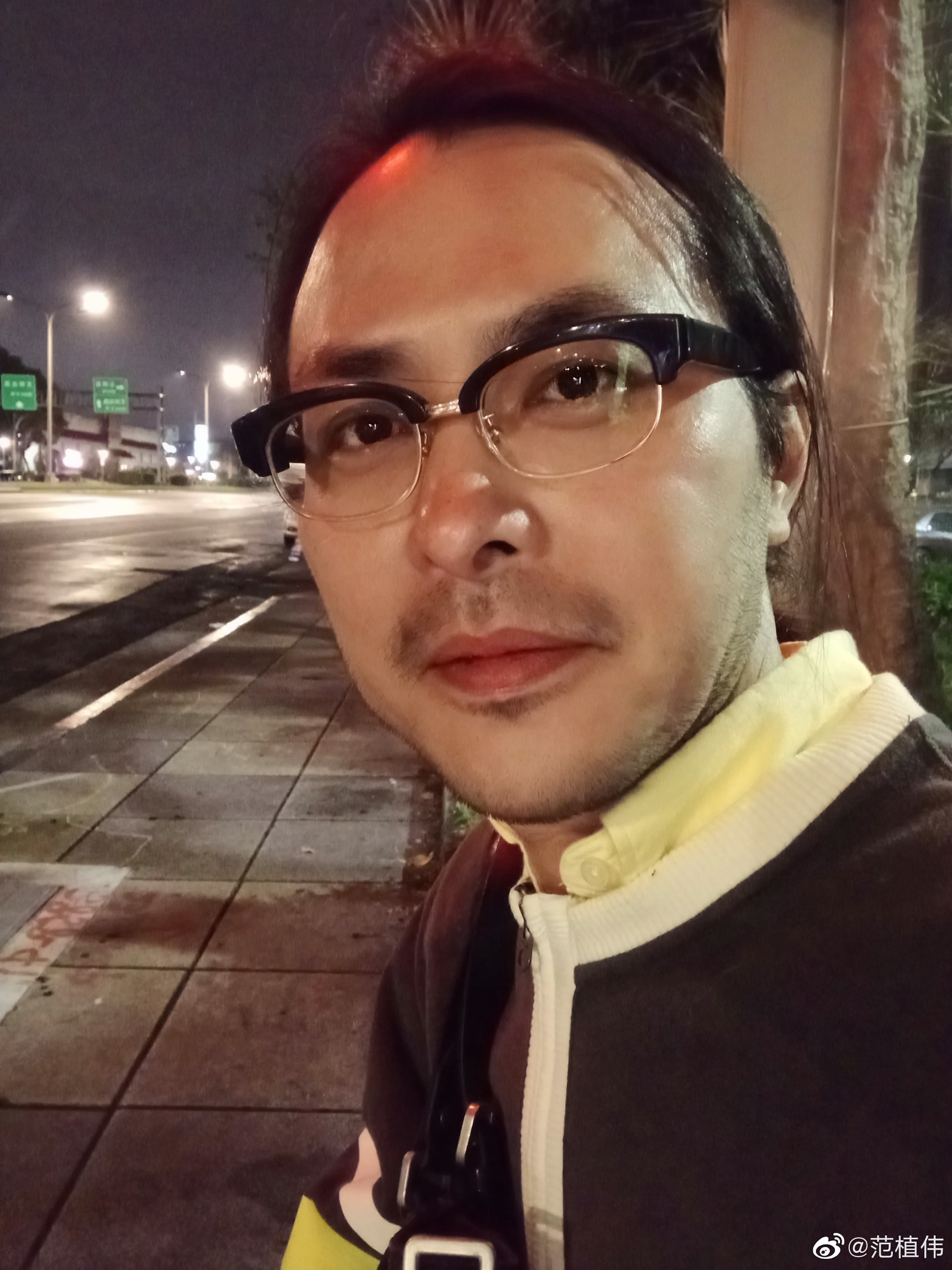 范植偉自曝曾對認出他的路人比中指而慘遭對方丟石頭回擊。（圖/翻攝自范植偉微博）