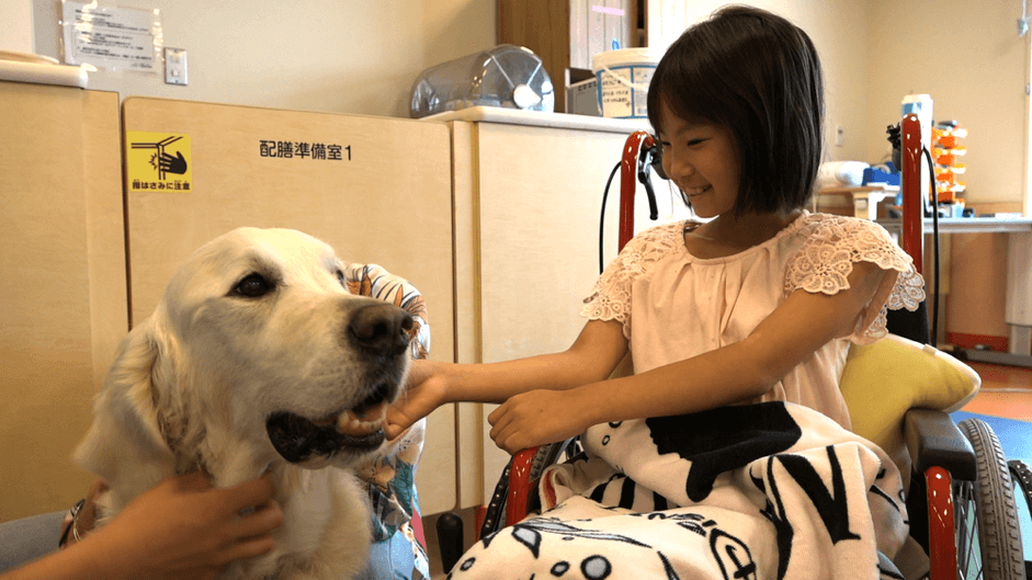 久病的小結因治療犬貝利的到來而展開笑顏。（公視提供）
