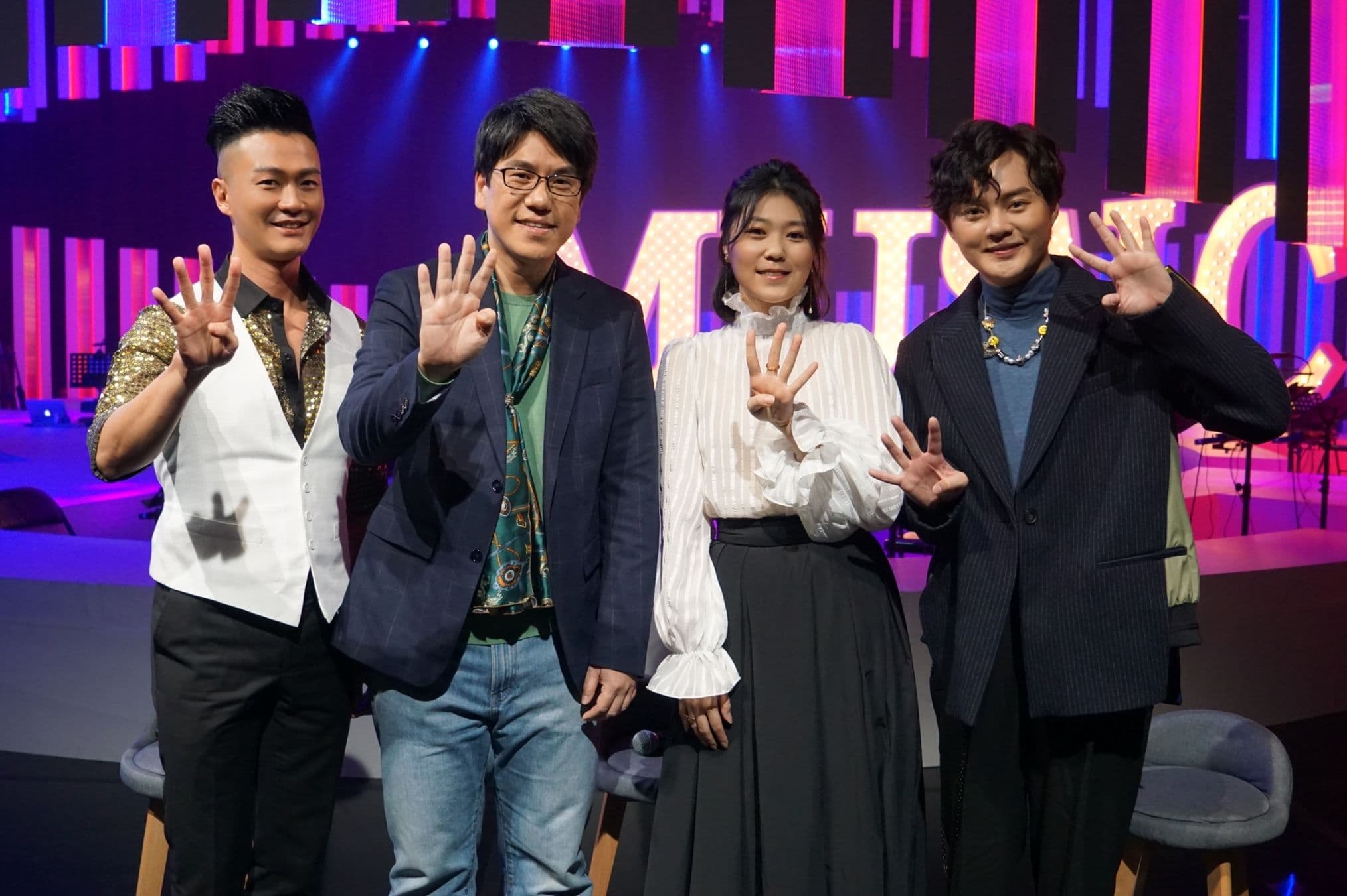 林俊逸（左起），馬世芳、曹雅雯、許富凱參加公視節目《音樂萬萬歲4》錄影。（公視提供）