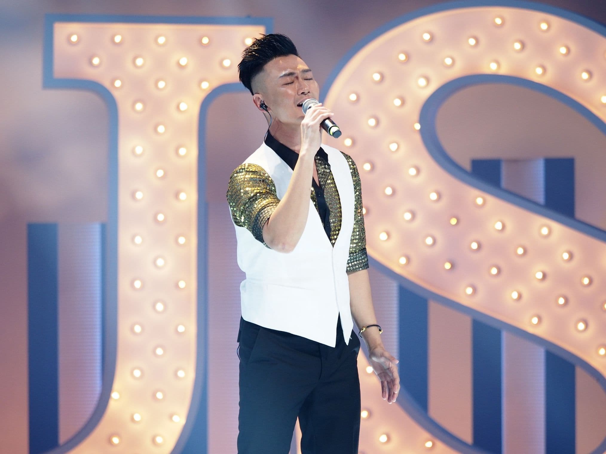 林俊逸演唱且鑽研小哥的歌曲多年。（公視提供）