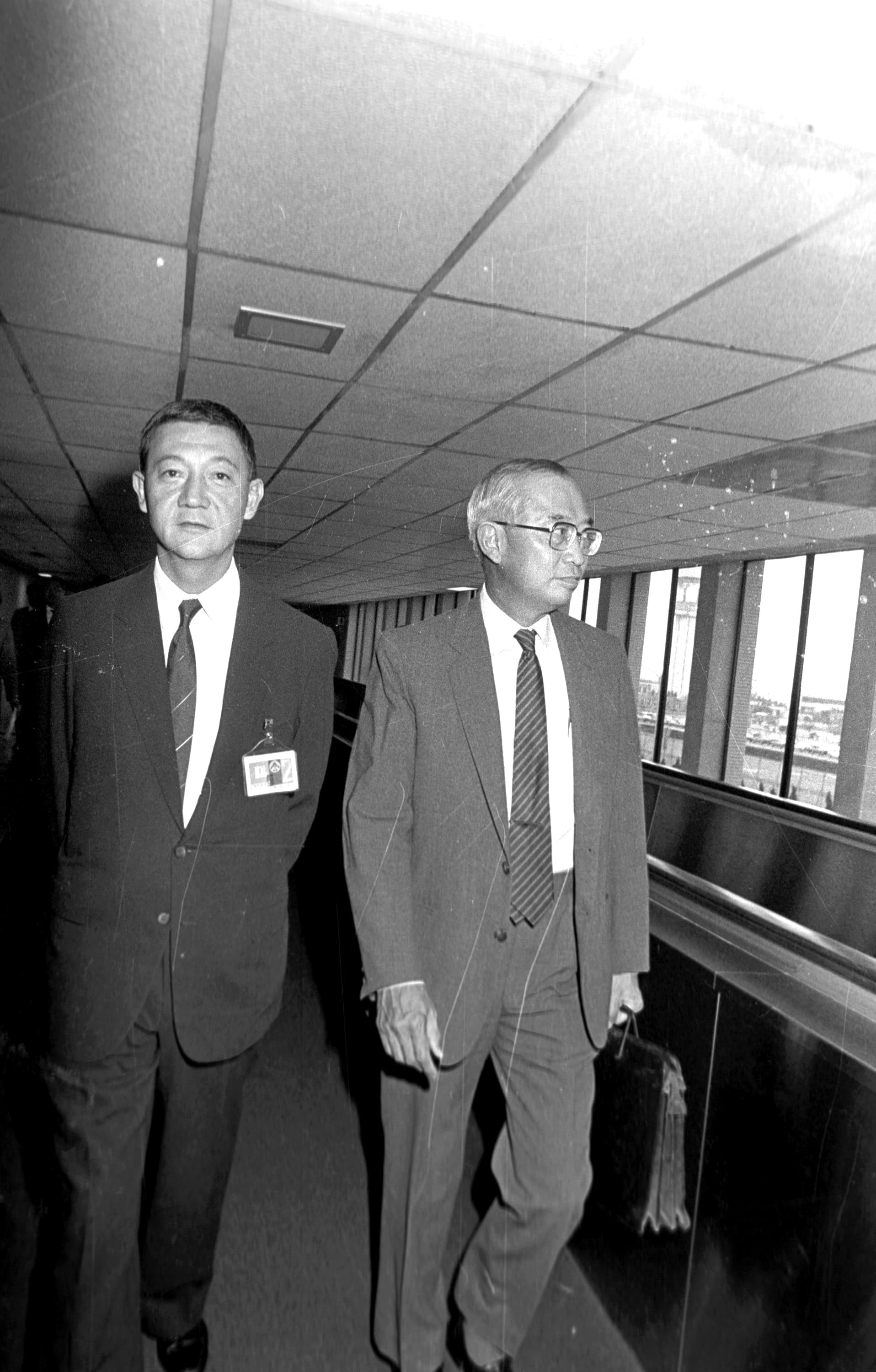 1987年，時任新加坡辦事處副代表的蔣孝武（左）赴機場迎接新加坡的財政部長胡賜道（右）。（中央社）
