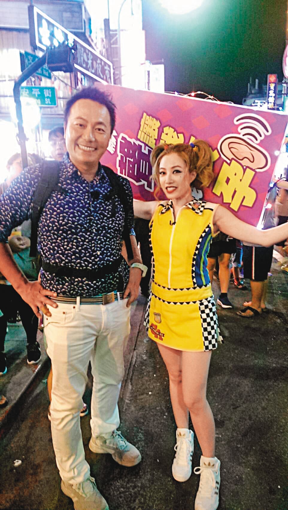 除了歌手、演員外，徐懷鈺（右）也嘗試過主持節目，成為三棲藝人。左為張克帆。
