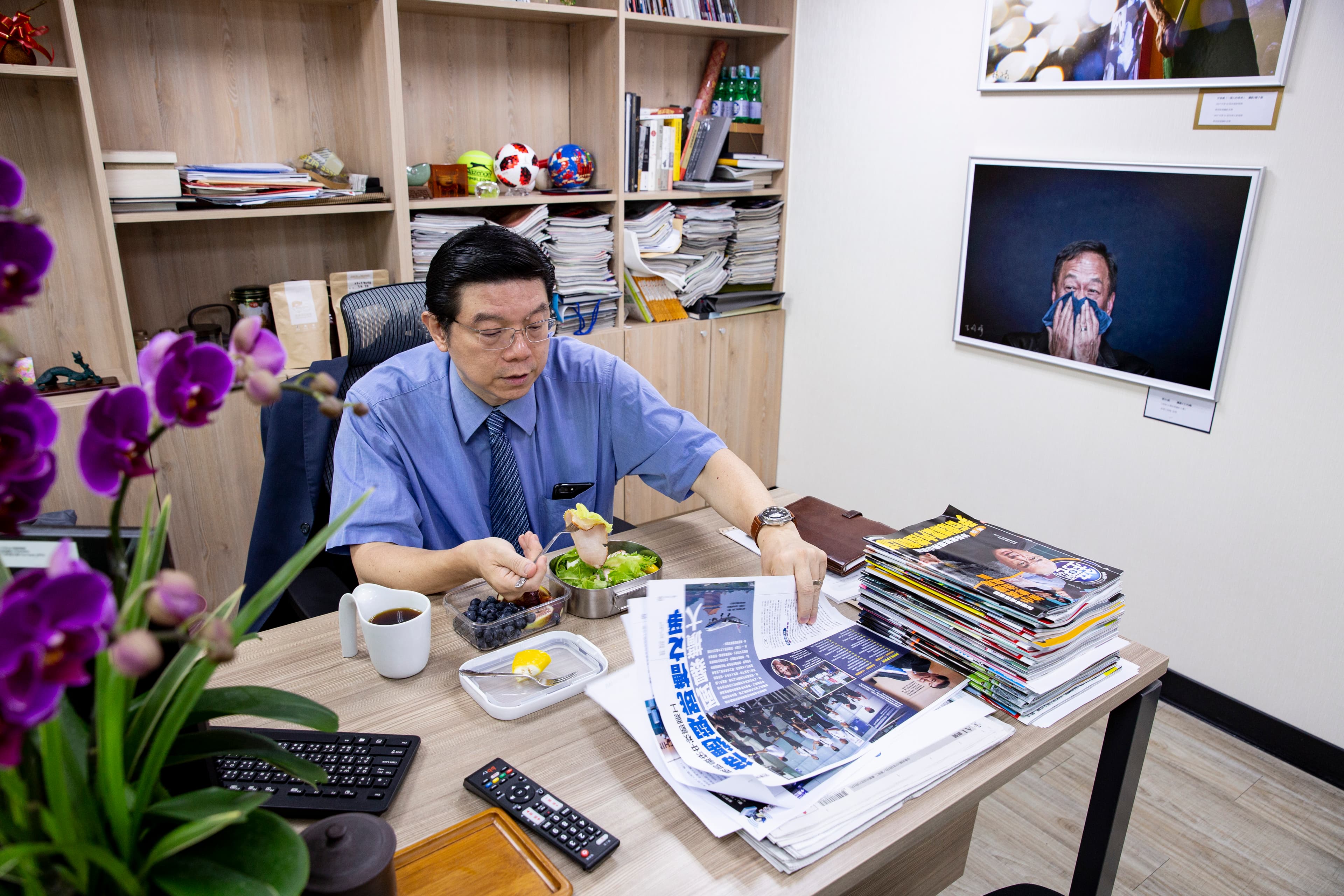總是在辦公室吃自製便當的裴社長，說得一口好菜，實際動手也不弱。（攝影：王漢順）