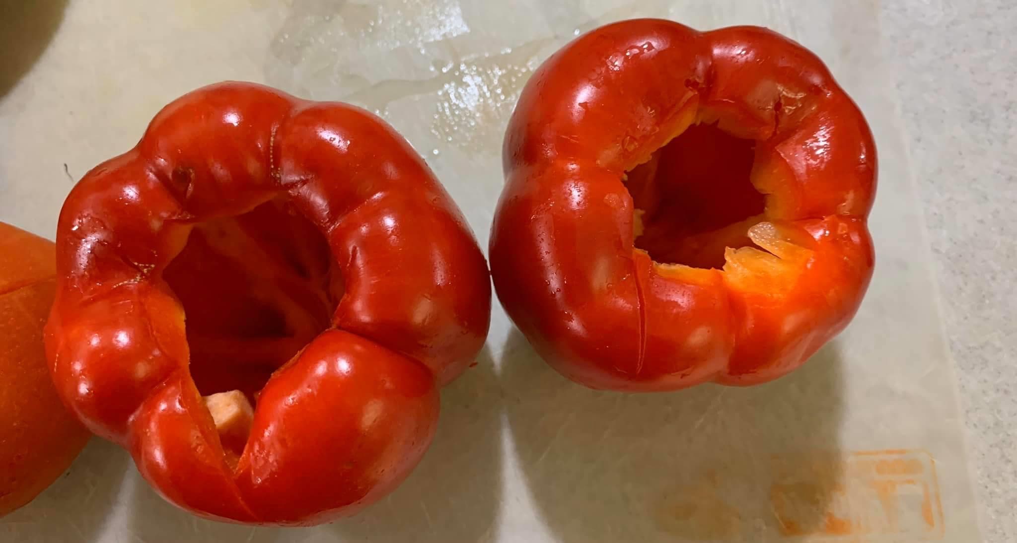 新鮮紅椒要去蒂頭，挖成這個樣子。