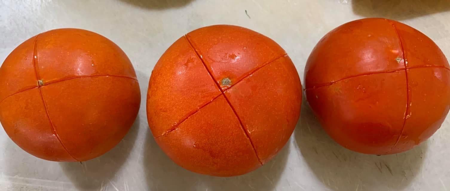 牛番茄上頭劃十字。
