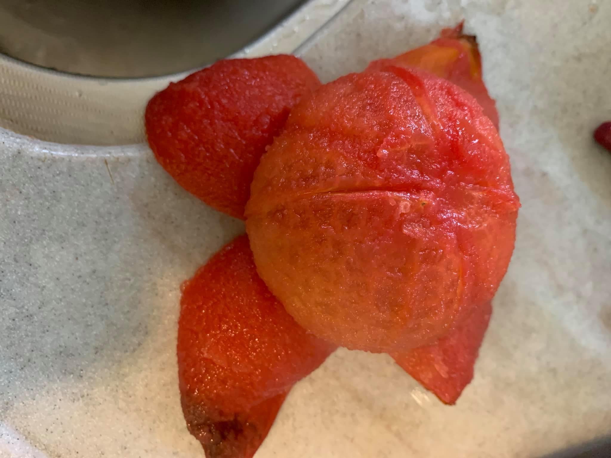 輕鬆一剝，番茄皮就脫落了。