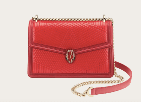 Serpenti Diamond Blast洋紅碧玉色Nappa皮革肩揹包。NT$92,500（寶格麗提供）