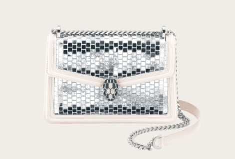 Serpenti Diamond Blast淨白瑪瑙色小牛皮肩揹包。NT$108,300（寶格麗提供）