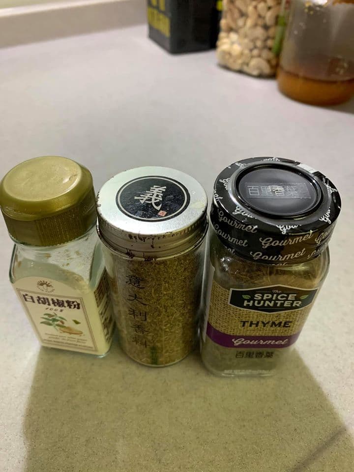 我常用的香料：白胡椒粉、義大利綜合香料、百里香葉，在一般超市都買得到。