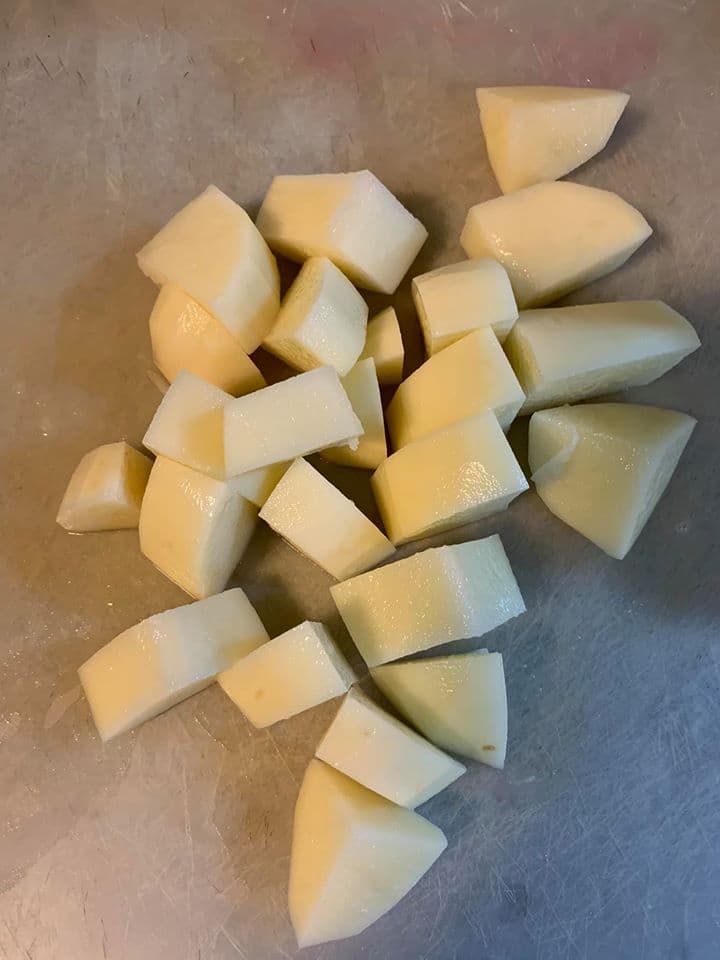 馬鈴薯也不要切太小塊。