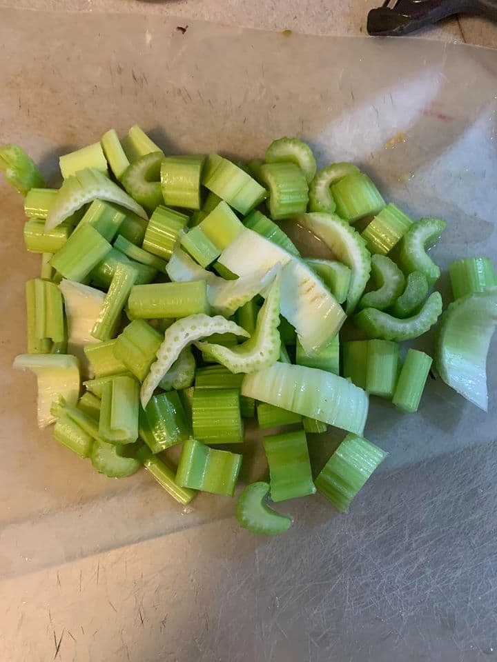 大芹菜切成這般尺寸即可。