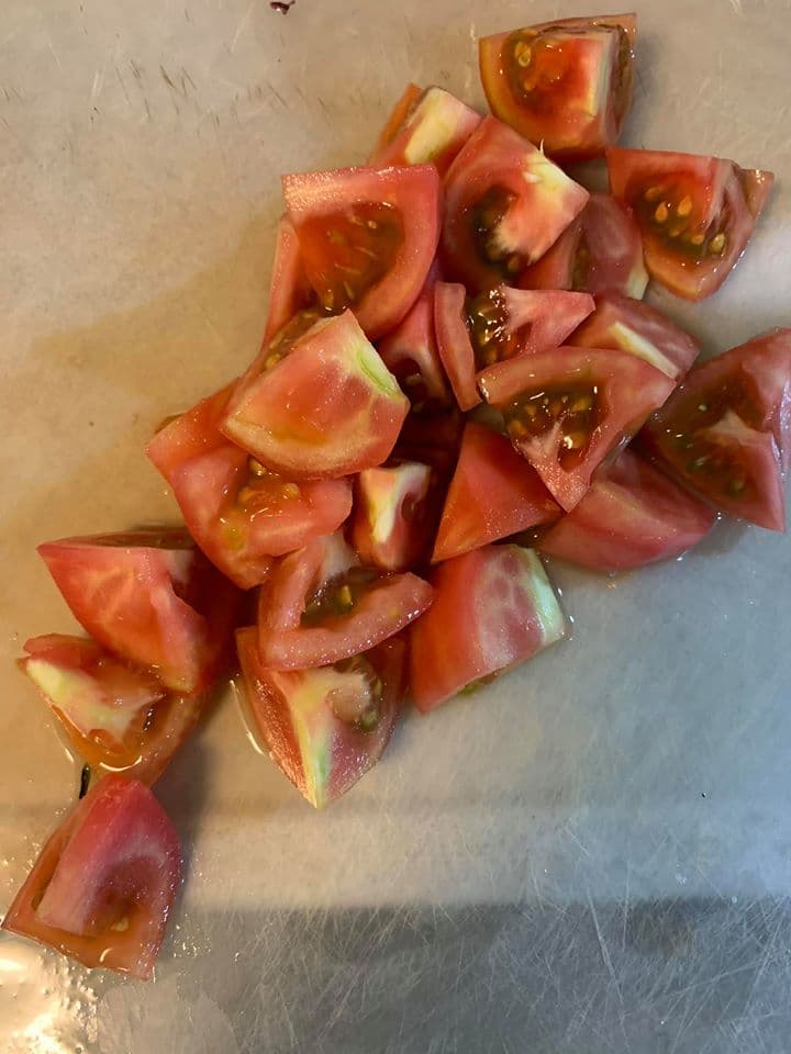 我喜歡將番茄先燙過或烤過去皮，不喜歡帶皮的口感。