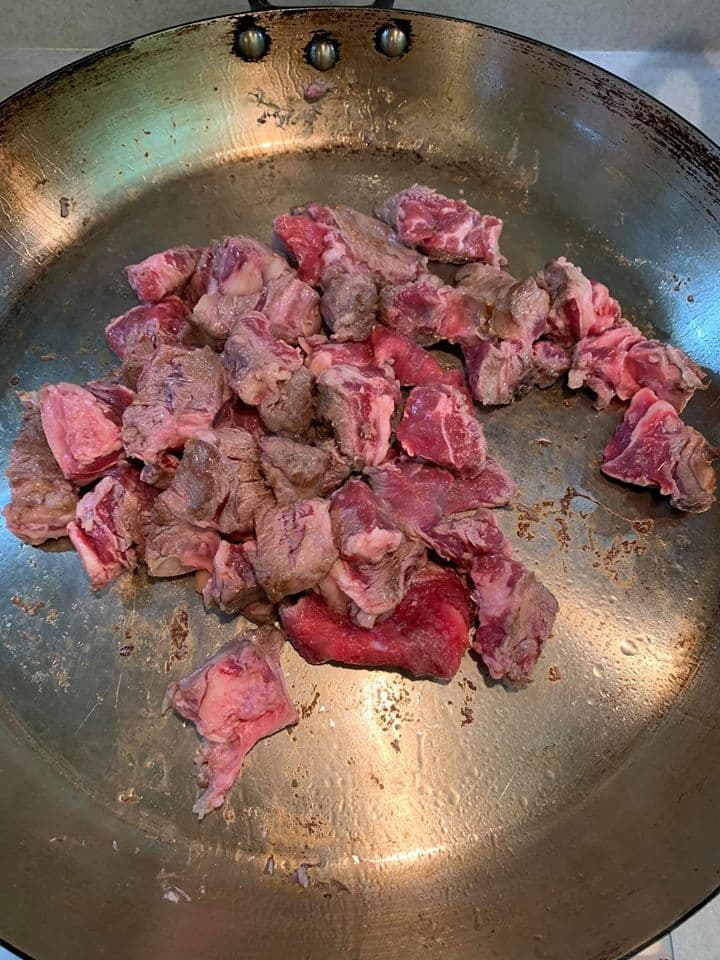 先用熱鍋熱油，將牛肉塊煎到半熟。