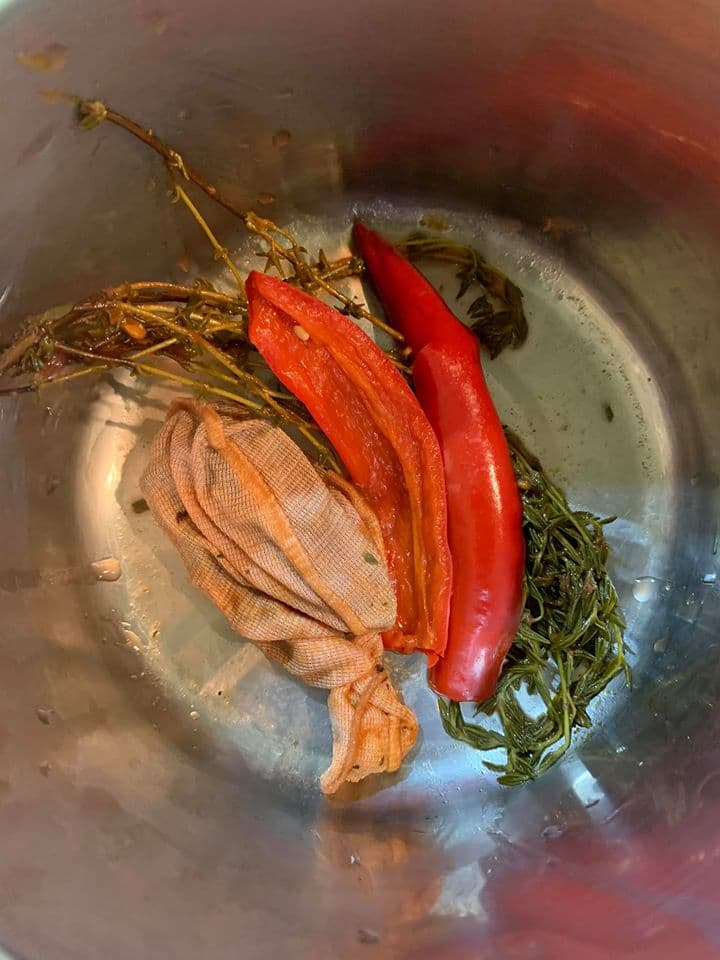 撈出已經煮出味道的香料。