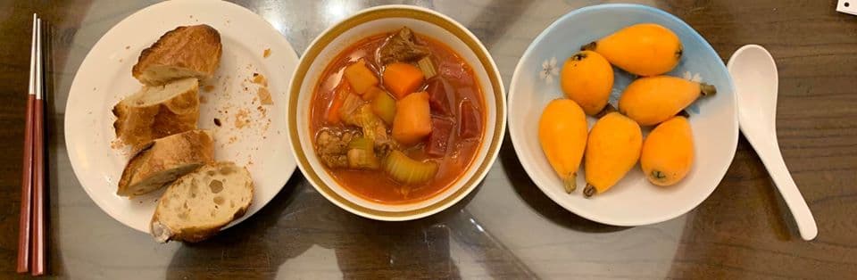 湯頭太鮮美，配著法國麵包吃，不小心就過量，旁邊是今日水果，當季的枇杷。
