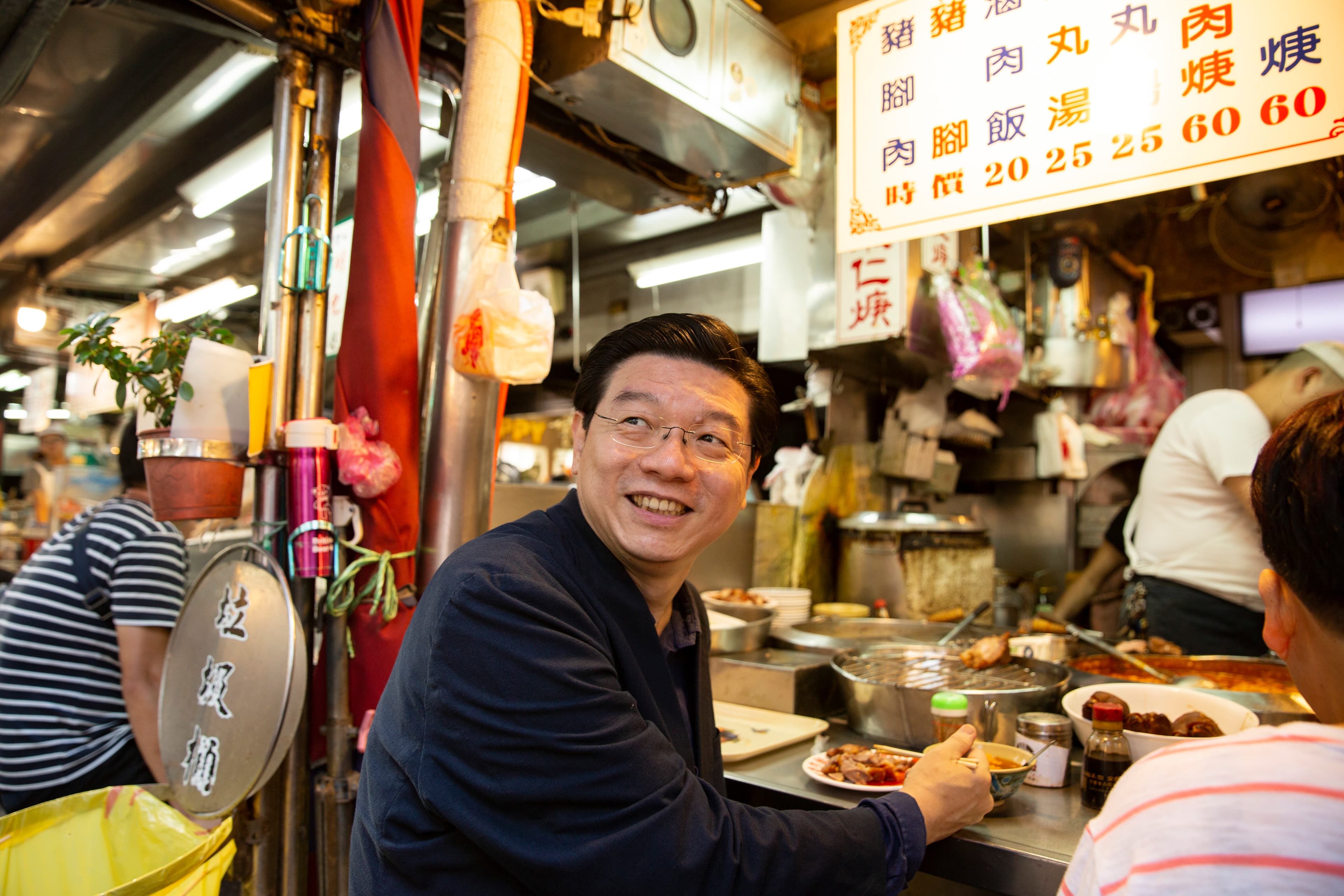 吃遍美食、喝遍美酒的《鏡週刊》社長裴偉，為了證實自己不是只會說一口好菜，大方公開私人廚房筆記。（攝影：王漢順）