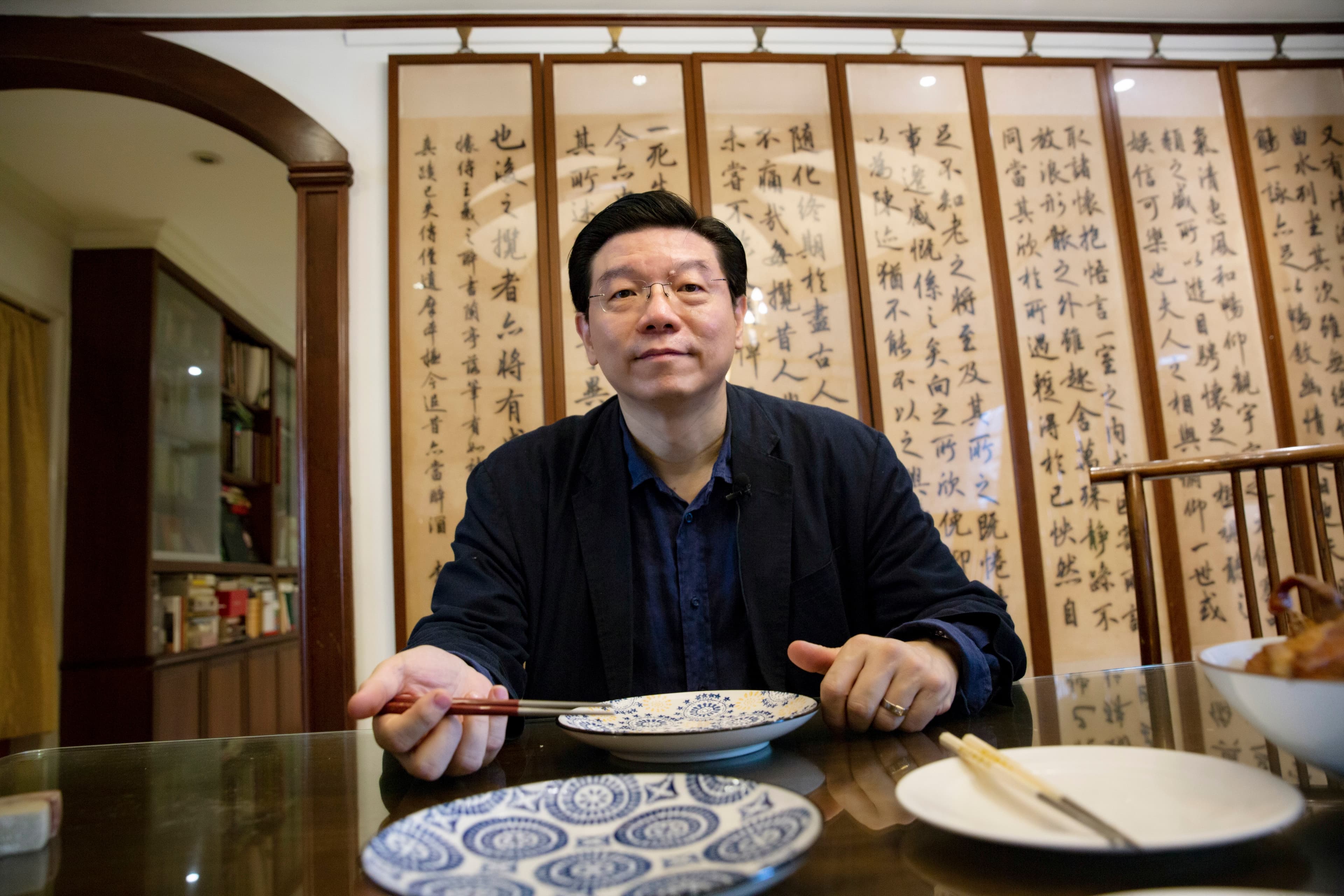 《鏡週刊》社長裴偉愛讀書也愛研究飲食文化，把所知所學落實到廚房裡，大方公開私人廚房筆記。（攝影：王漢順）