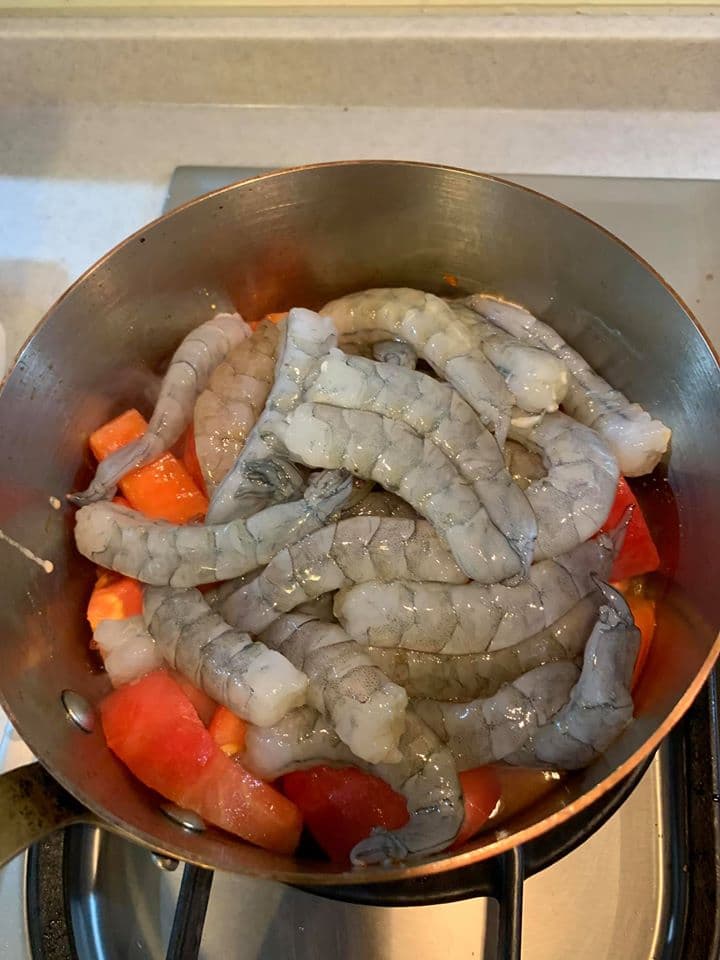 加入蝦仁一起炒到鍋內自然產生湯汁。