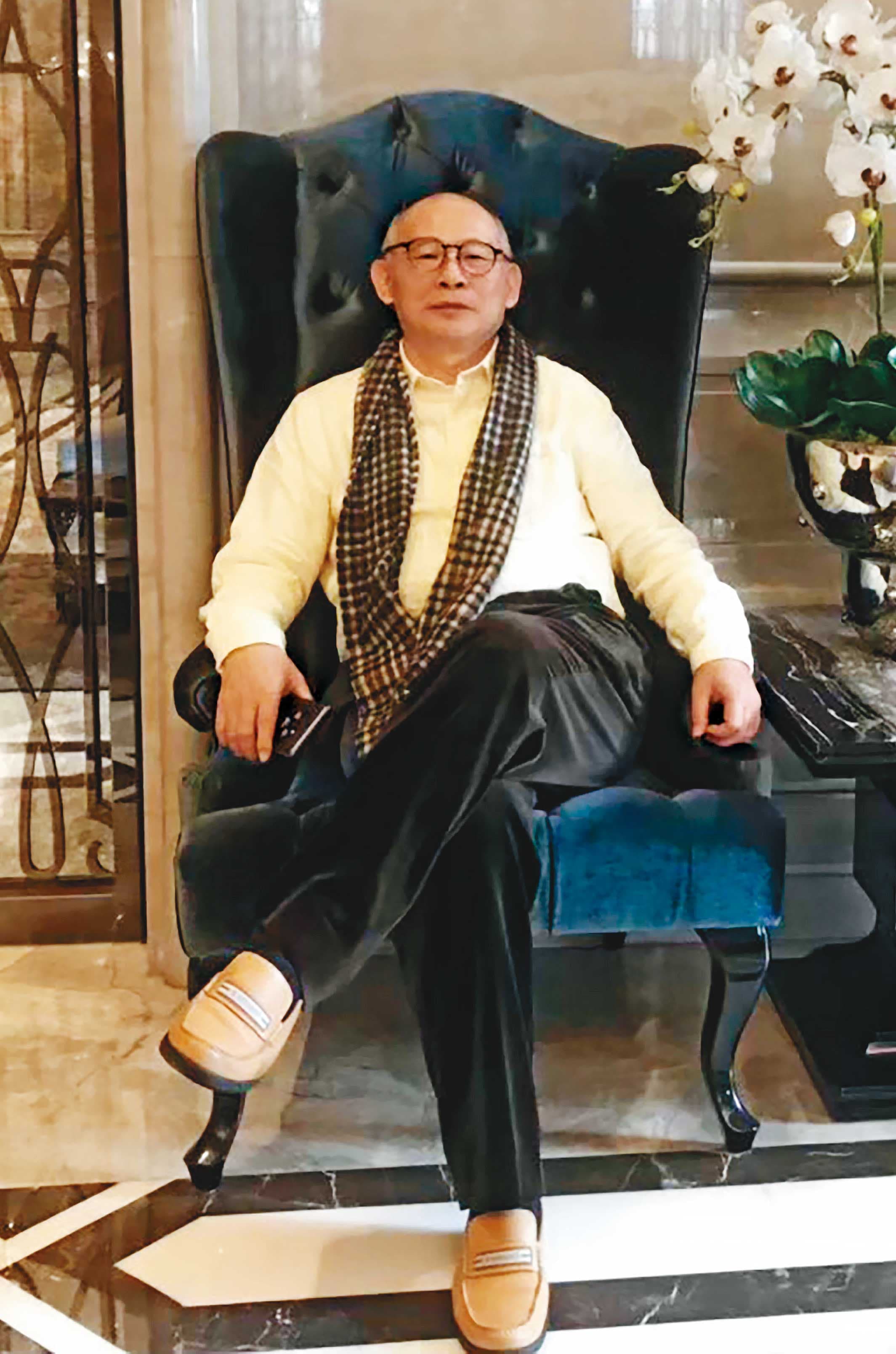 許顯名故意營造多金的形象，以便找目標下手行騙。（讀者提供）
