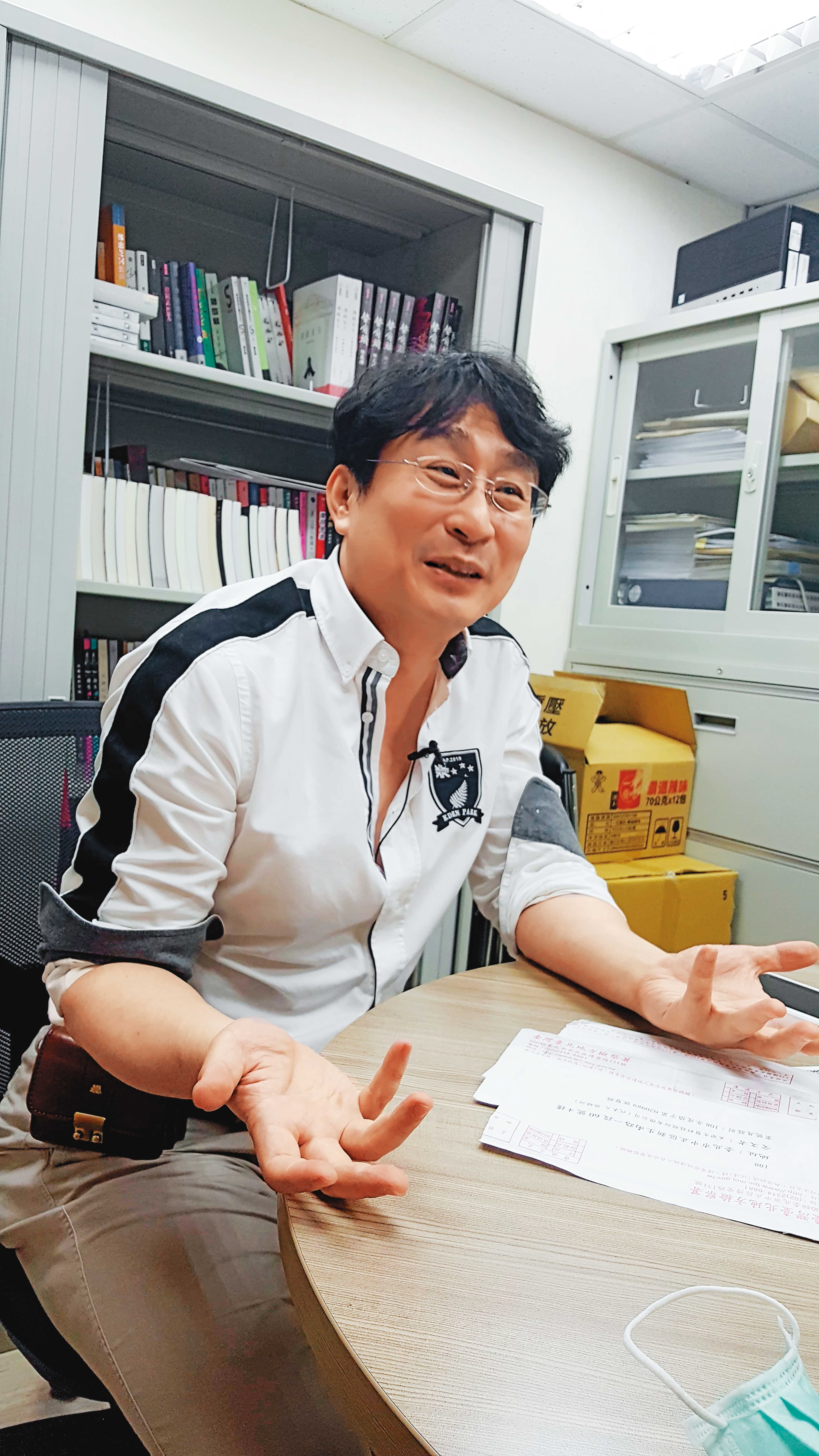 張鎮洲（圖）指控許顯名假借買琴的名義，與他合照，再去詐騙。