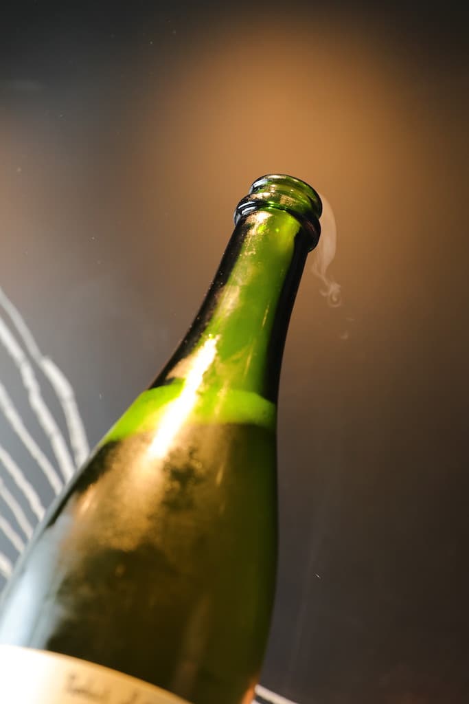 自然派氣泡酒，帶酸脆的果汁感，生津易飲。