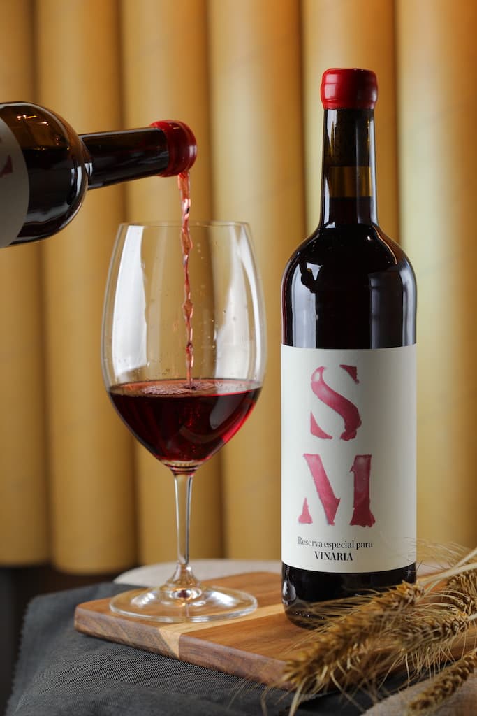 酒體如寶石亮紅的「2016 Partida Creus S M - Sumoll, Catalonia, Spain」，帶有烏梅和深紅色花瓣香氣，純飲微澀口，搭配調味重的料理會有奇妙變化。（1,500元／瓶）