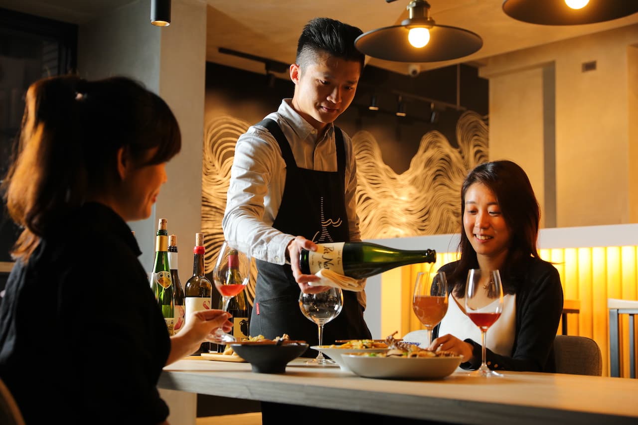 侍酒師林哲緯（Max）很友善，歡迎民眾帶外食來搭酒，只酌收清潔費。