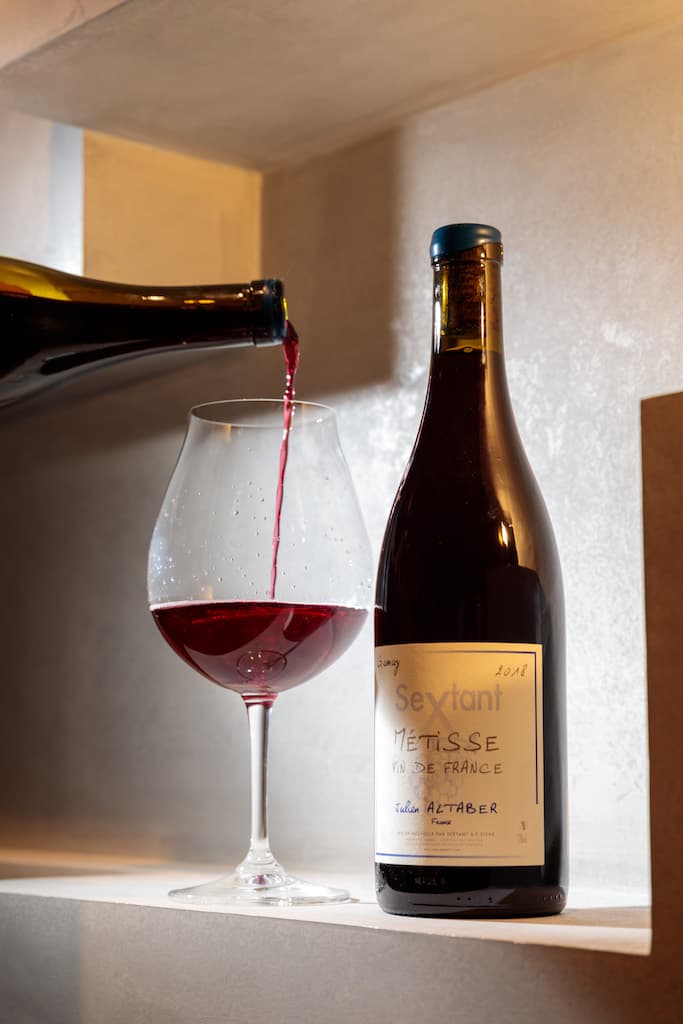 有鮮活乳酸感的「2018 Julien Altaber Sextant Metisse, Burgundy, Vin de France 」，與鹹甜料理都合拍。（1,400元／瓶）