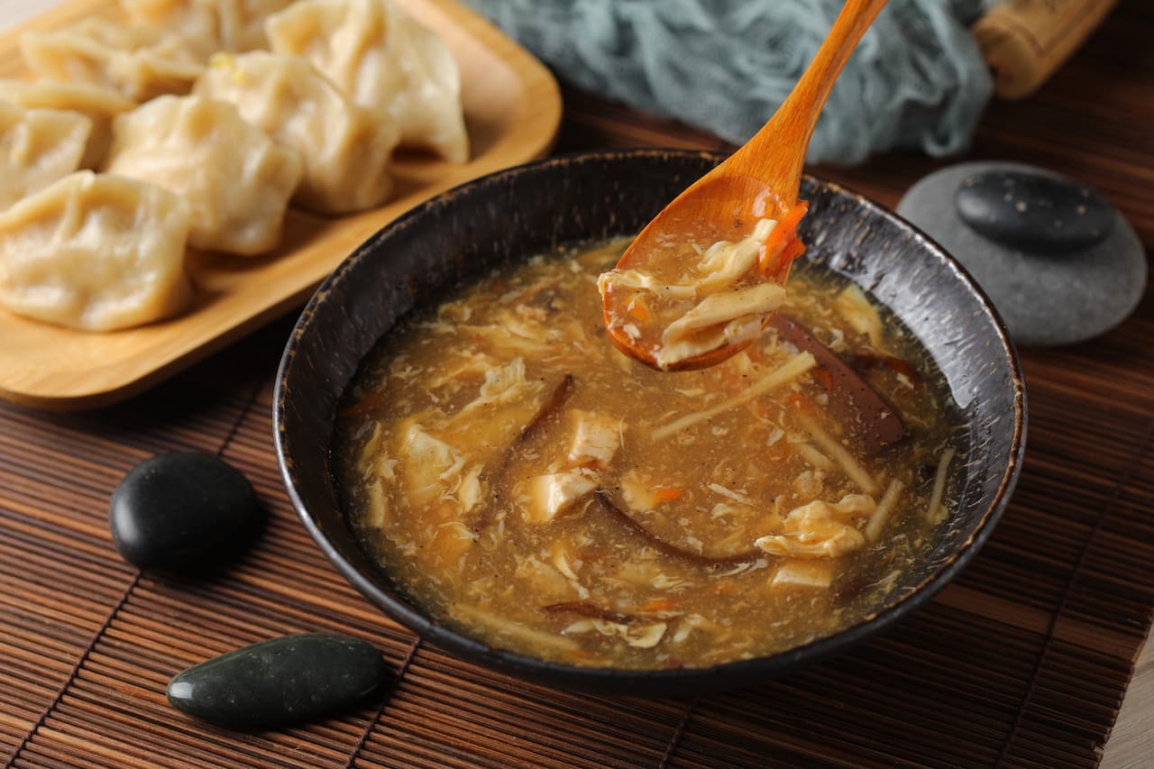 食材多樣的「酸辣湯」調味強烈，唯有香料型酒款可駕馭。