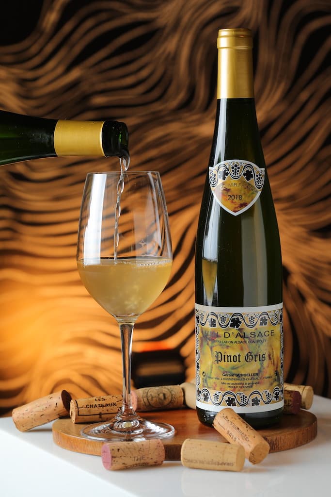 「2017 Domaine Scheller et Fils Pinot Gris Reserve, Alsace, France」帶有熟透柑橘的風味和微苦，可對應麵湯裡的肉臊和蝦高湯。（1,400元／瓶）