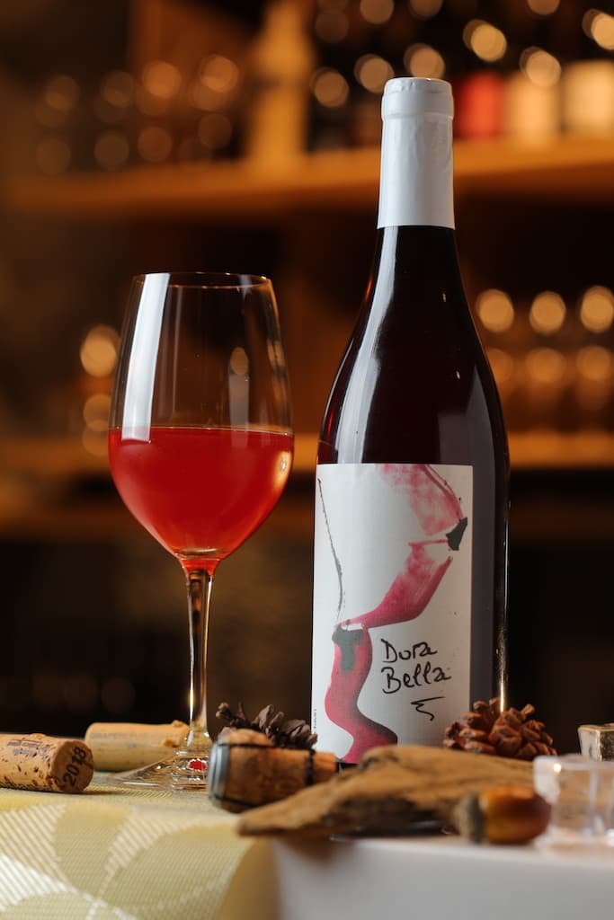 帶熟成茶香的「Domaine de l'Octavin Arbois Rouge Dorabella, Jura, France 」香氣飄逸，質感澄淨鮮酸。（2,080元／瓶）